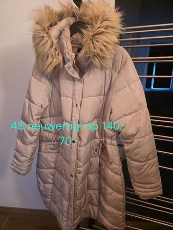 Warme Winterjacke mit Fellkapuze, Gr. 48, neuwertig!
