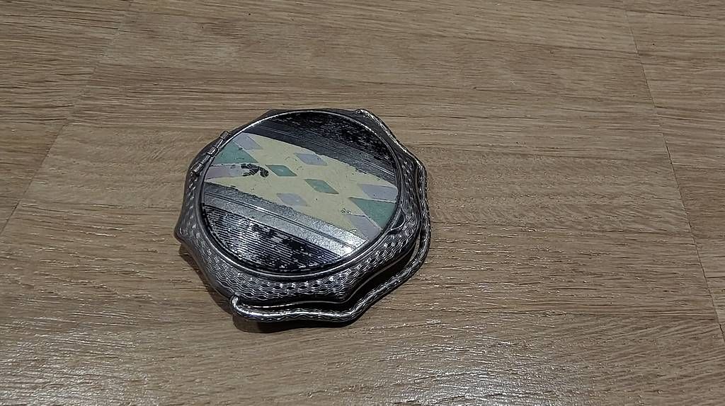 Make-up: Puderdose silber  – Usato da Therwil venduto da ast_56p6 2