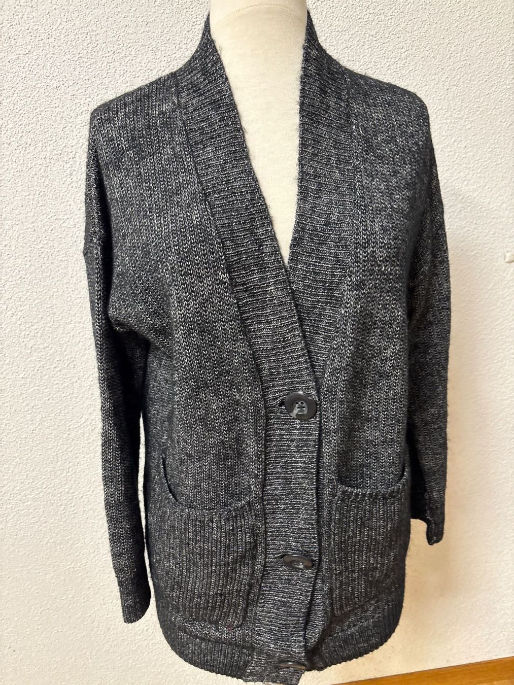 Nile Giacche: Schöne Strickjacke Nile XS mit passendem Nile Loop – Nuovo (secondo la descrizione) da Maienfeld venduto da 8796 5