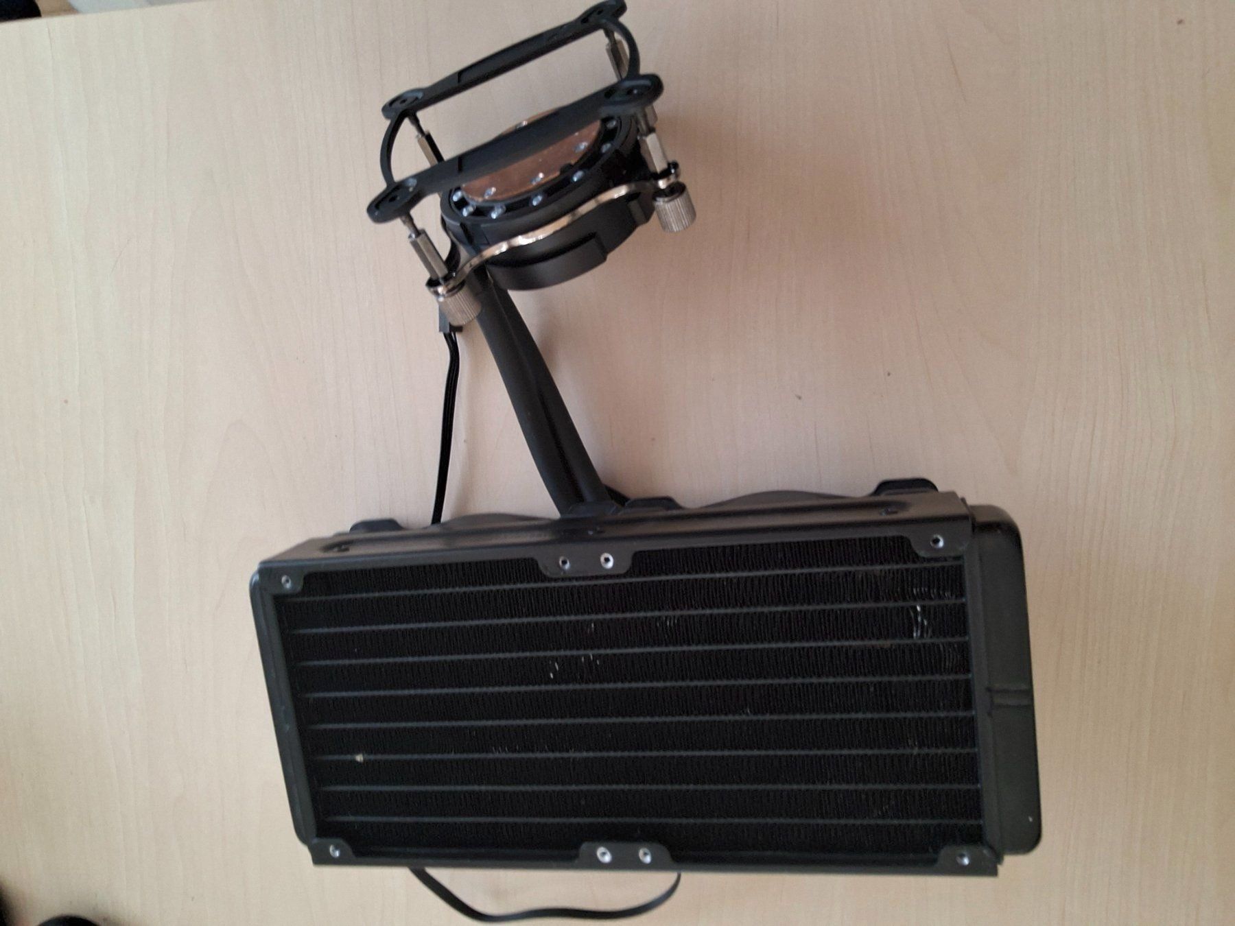 Corsair Custodie: CORSAIR Hydro Series H105 – Usato da Oberengstringen venduto da DelCtrl 3