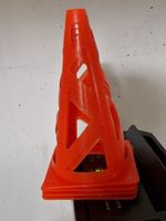 Cônes en plastique pour entrainement / jeux d'extérieur
