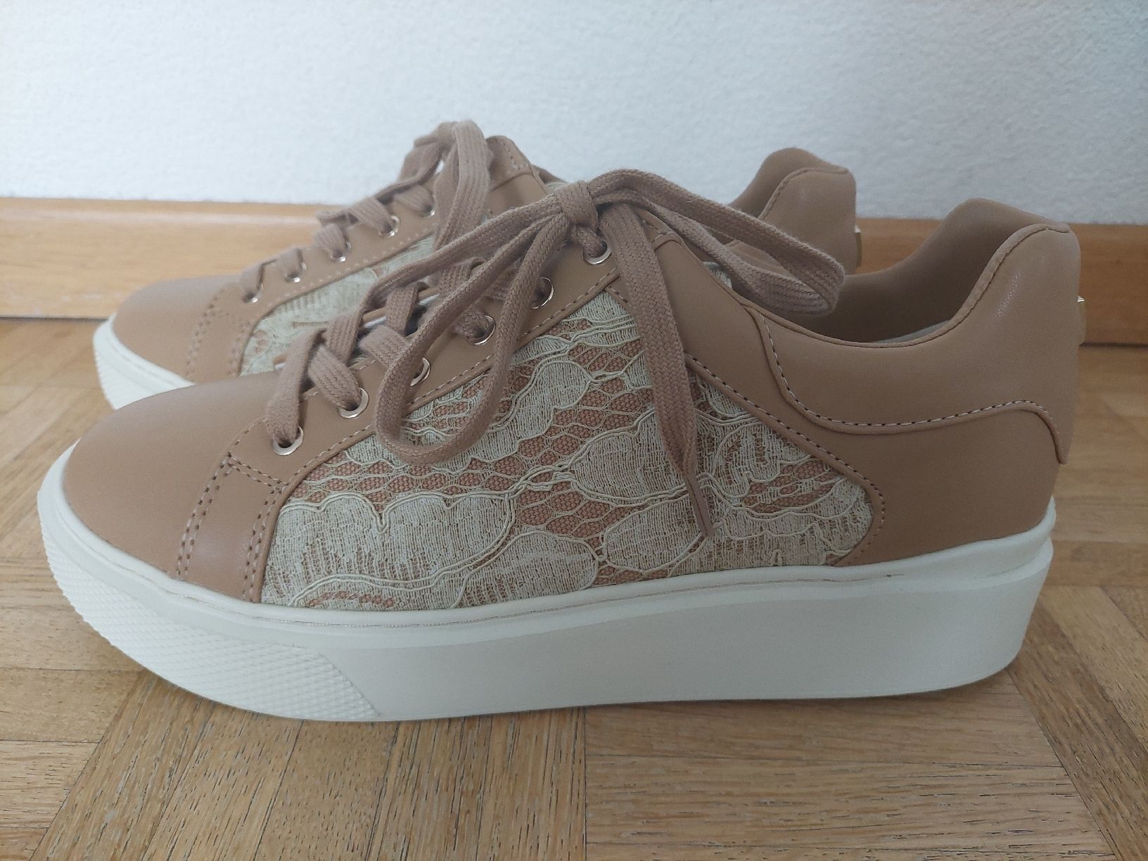 Guess Scarpe da donna: Neu! Guess Sneaker, Beige, Grösse 41 – Nuovo e nell'imballaggio originale da Flims Dorf venduto da Truemorish 3