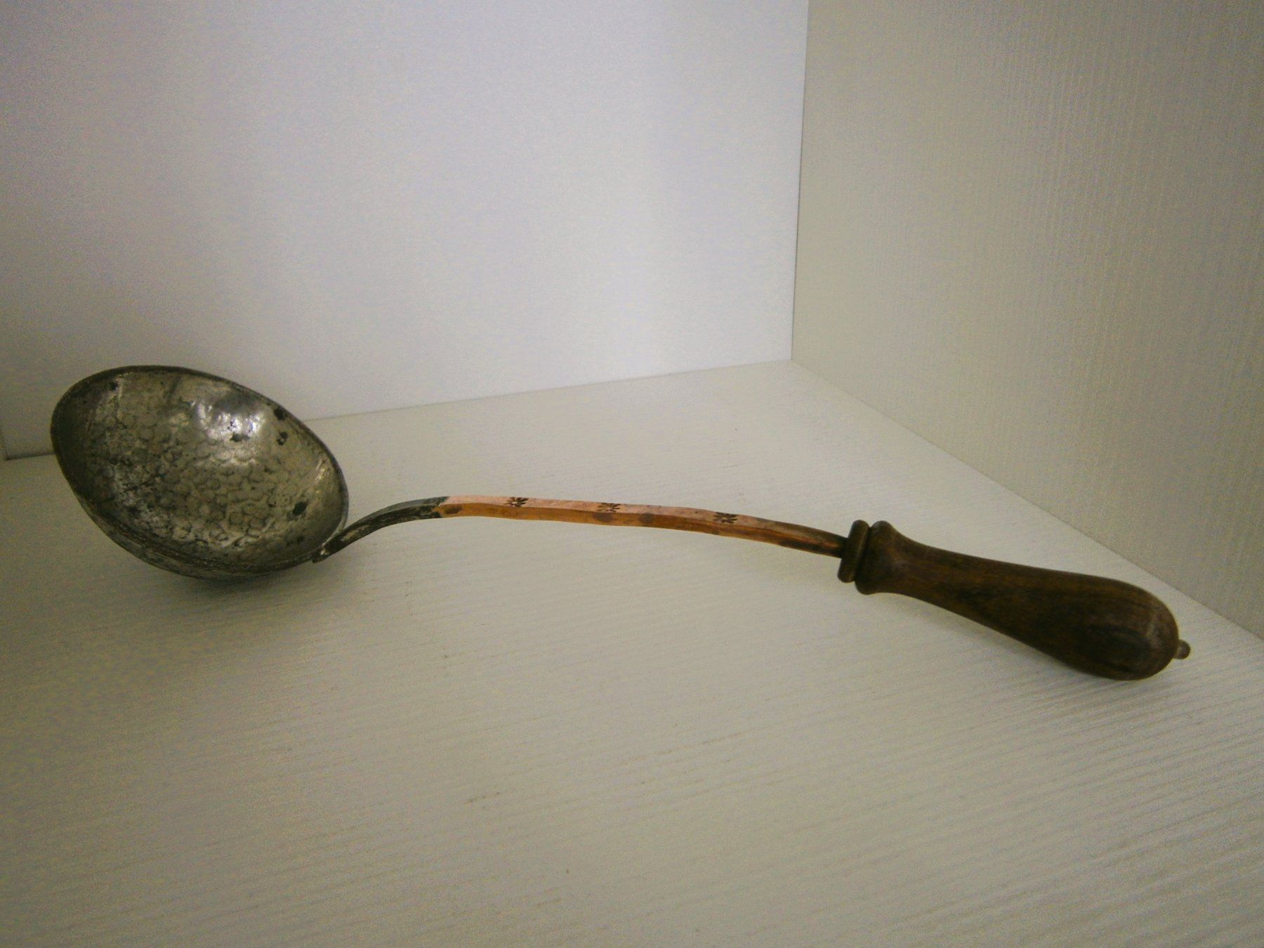 Löffel: Antike Schöpfkelle Kupfer mit Holzgriff / Länge 33 cm. – Gebraucht aus Schliern b. Köniz von Hoehlenforscher
