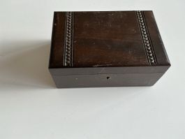 Schatulle aus Holz dunkel mit Schlüssel gebrauchter Zustand