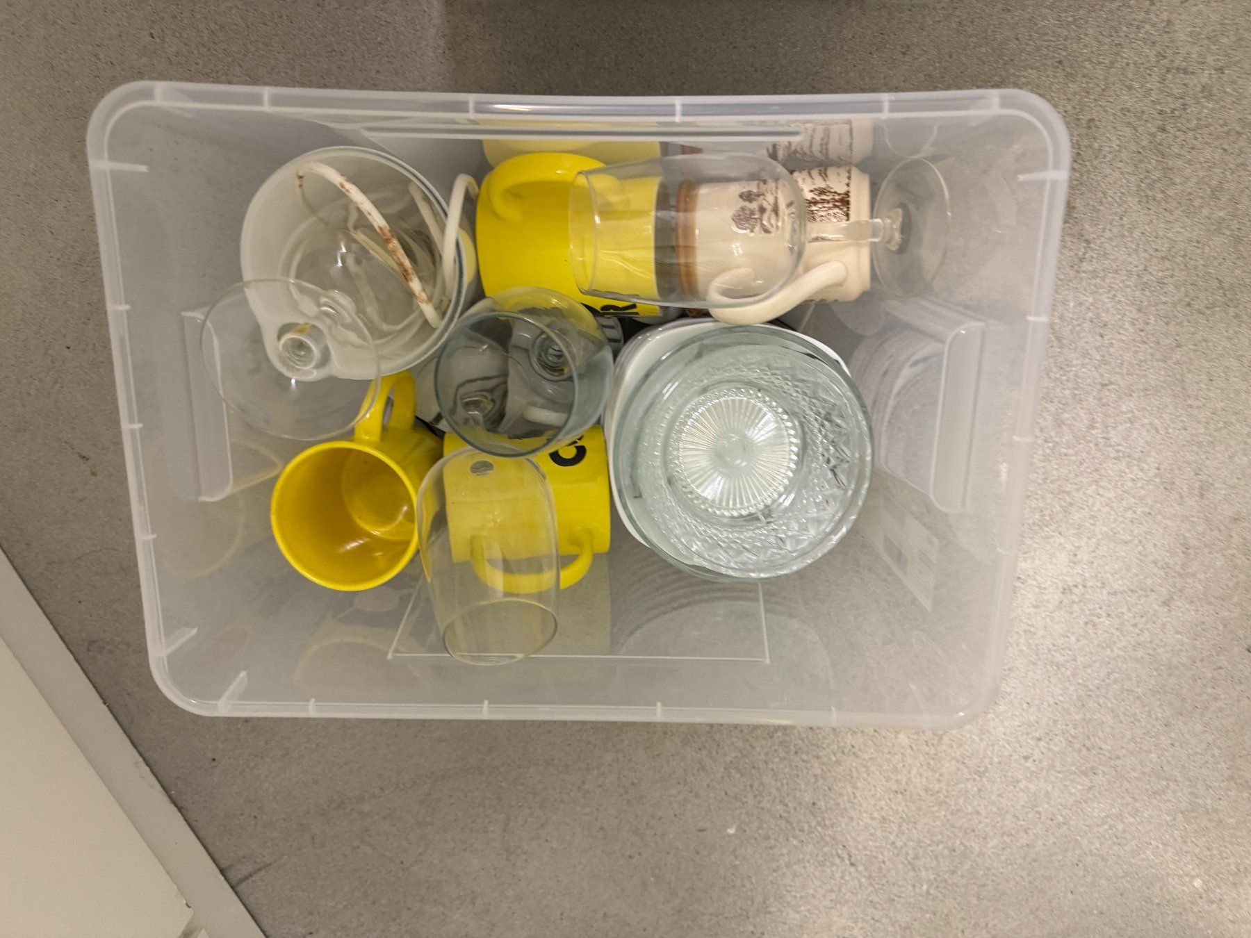 Services de table: Box of Mixed Glassware & Dishes – D'occasion à Zürich par dazzy_91 2