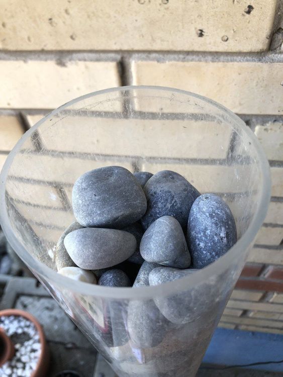 Dekosteine in einer ehmaligen Wassersäule, für den Garten Kaufen auf