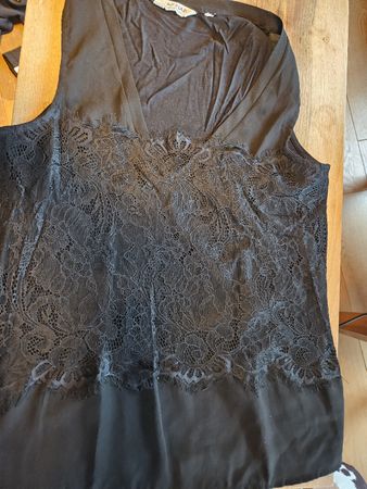 Schickes NAF NAF Top, Gr. M, Schwarz mit Spitze, Sommer