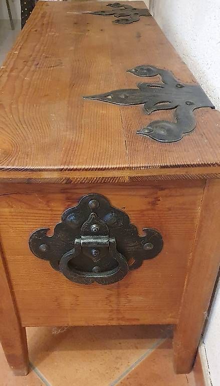 Cassapanche: Coffre en bois avec des décorations en fer forgé – Usato da Saint-Gingolph venduto da Olamitsi 1