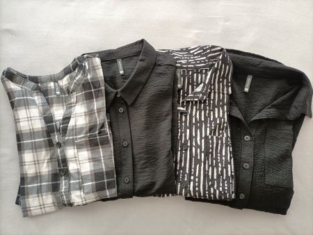 Kleiderpaket mit 4 Blusen in Grösse M, NEU!