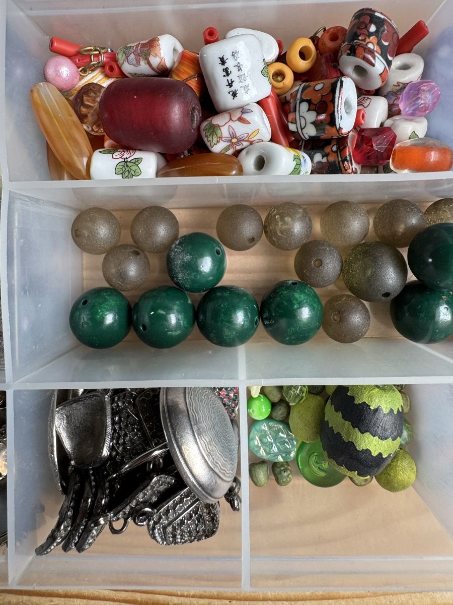 Kit bricolage: Bastelbox mit verschiedenen Perlen etc. – Usato da Solothurn venduto da sim_l6lb 4
