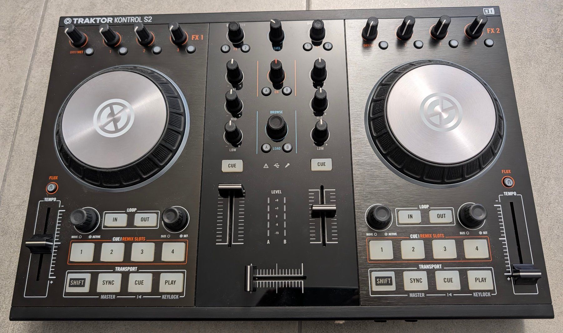 Native Instruments Platines de mixage: Contrôleur DJ Traktor Control S2 – D'occasion à Lausanne par bor_7nx2