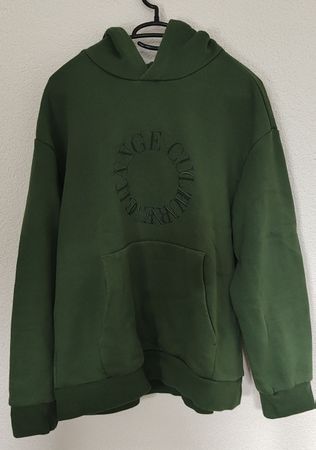 Kapuzenpullover gruen mit Stickerei neuwertig