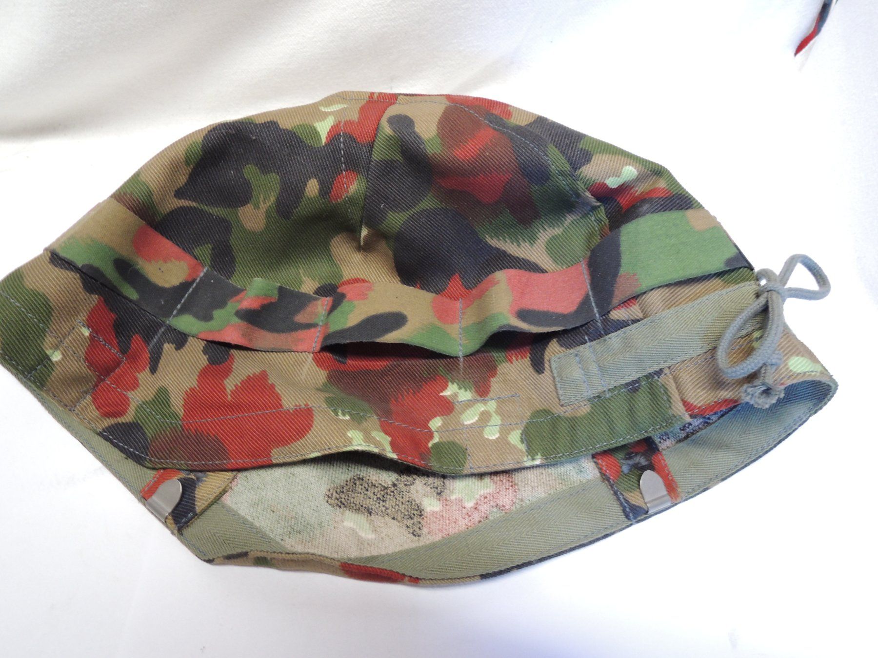 Schweizer Armee Uniformen: Schweizer Armee Tarnüberzug zu Helm "neu" – Neu (gemäss Beschreibung) aus Uznach von Othmar52 1