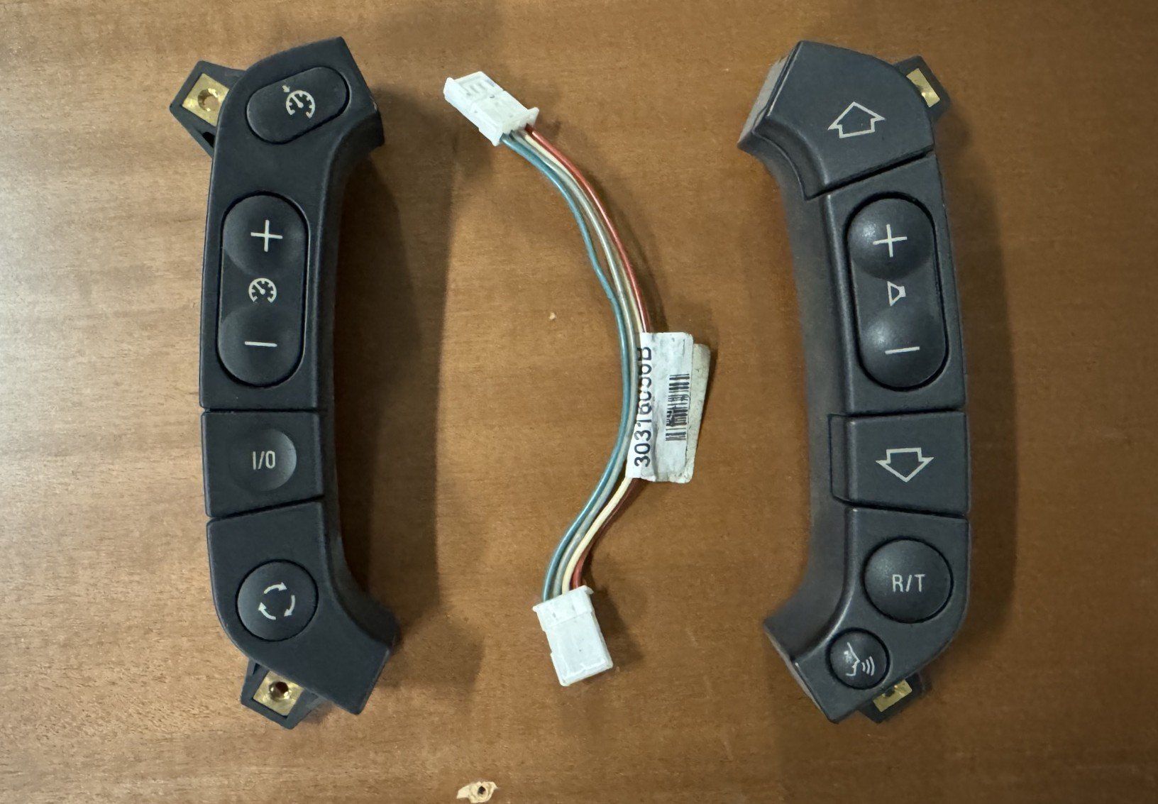 BMW Tutti pezzi di ricambio auto: BMW X3 E83 commandes au volant – Usato da Satigny venduto da rfo59