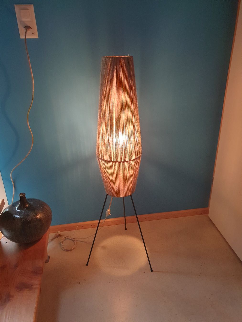 Lampade: Tripod Floorlamp a50iger Jahre – Usato da rebstein venduto da spacy73 5
