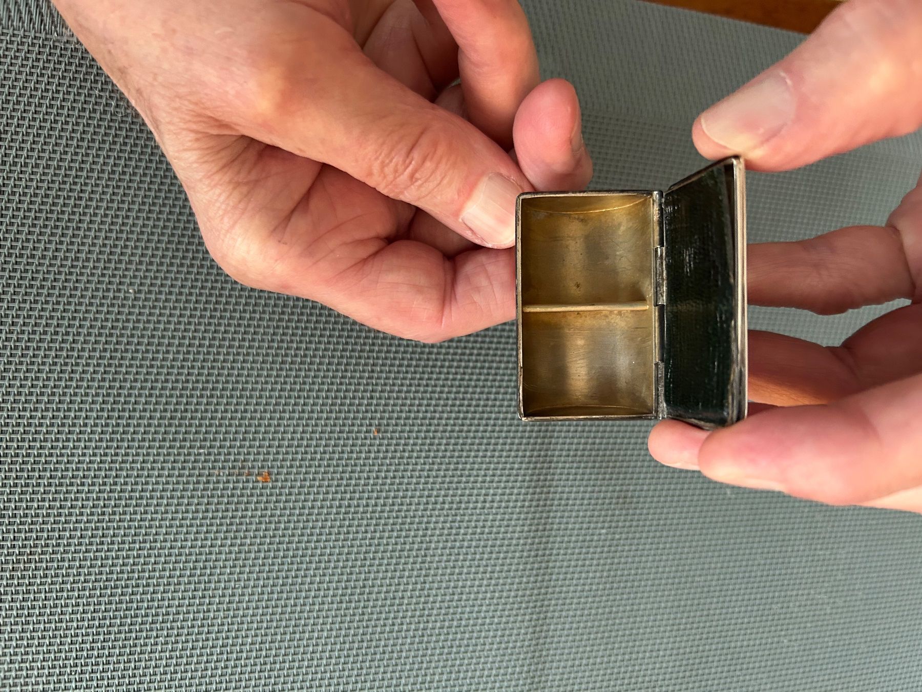 Tutte le decorazioni: Edwardian Birmingham 1908 sterling silver stamp holder – Usato da Zumikon venduto da tuna007 6