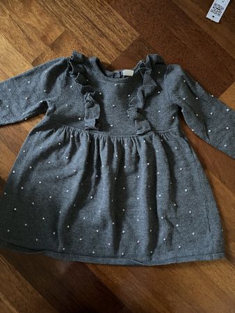 Herziges dunkelgraues Kleid mit Punkten und Volants, Gr. 92