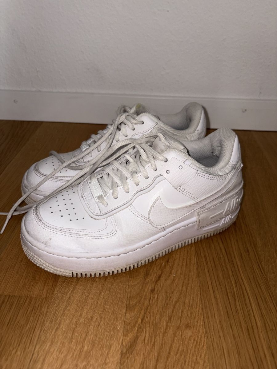 Nike Chaussures femmes: Nike Air Force – D'occasion à Spiez par deborahsarahhh