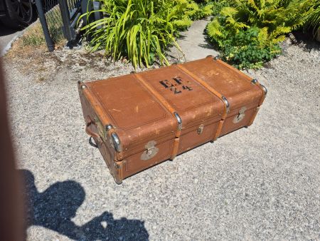 Antiker Reisekoffer, mit Holzverstärkungen und Innenfach