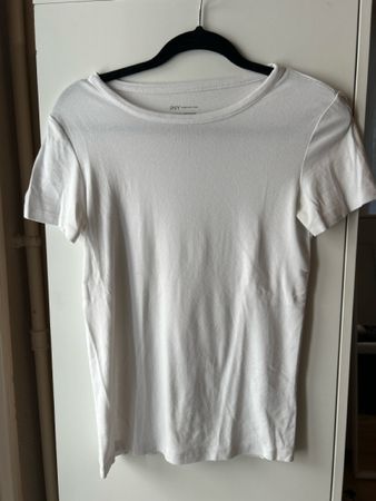 2x JNY Jones New York T-shirts, Size M, Black and White!