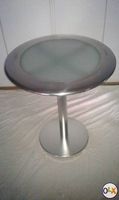 Schöner Runder Designer Metalltisch mit Glaseinlage