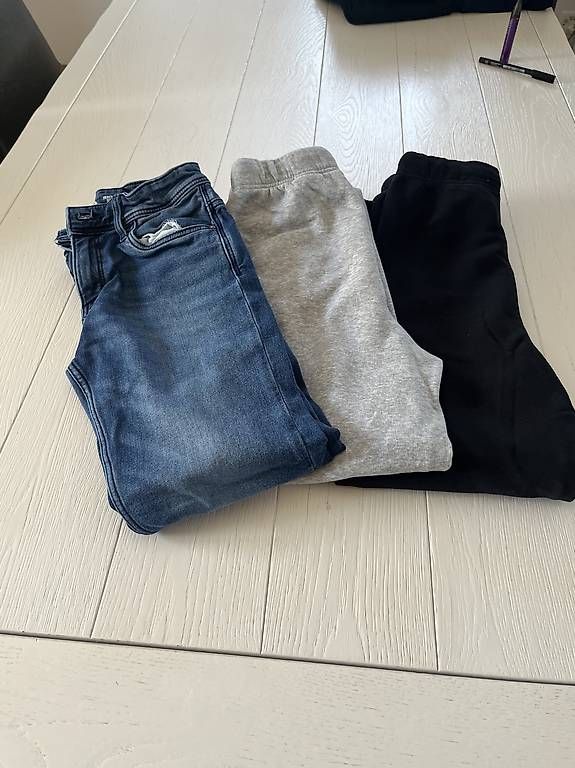 Pantaloni: Bas de training et jeans taille 152 – Usato da Cugy FR venduto da mcm_c89l
