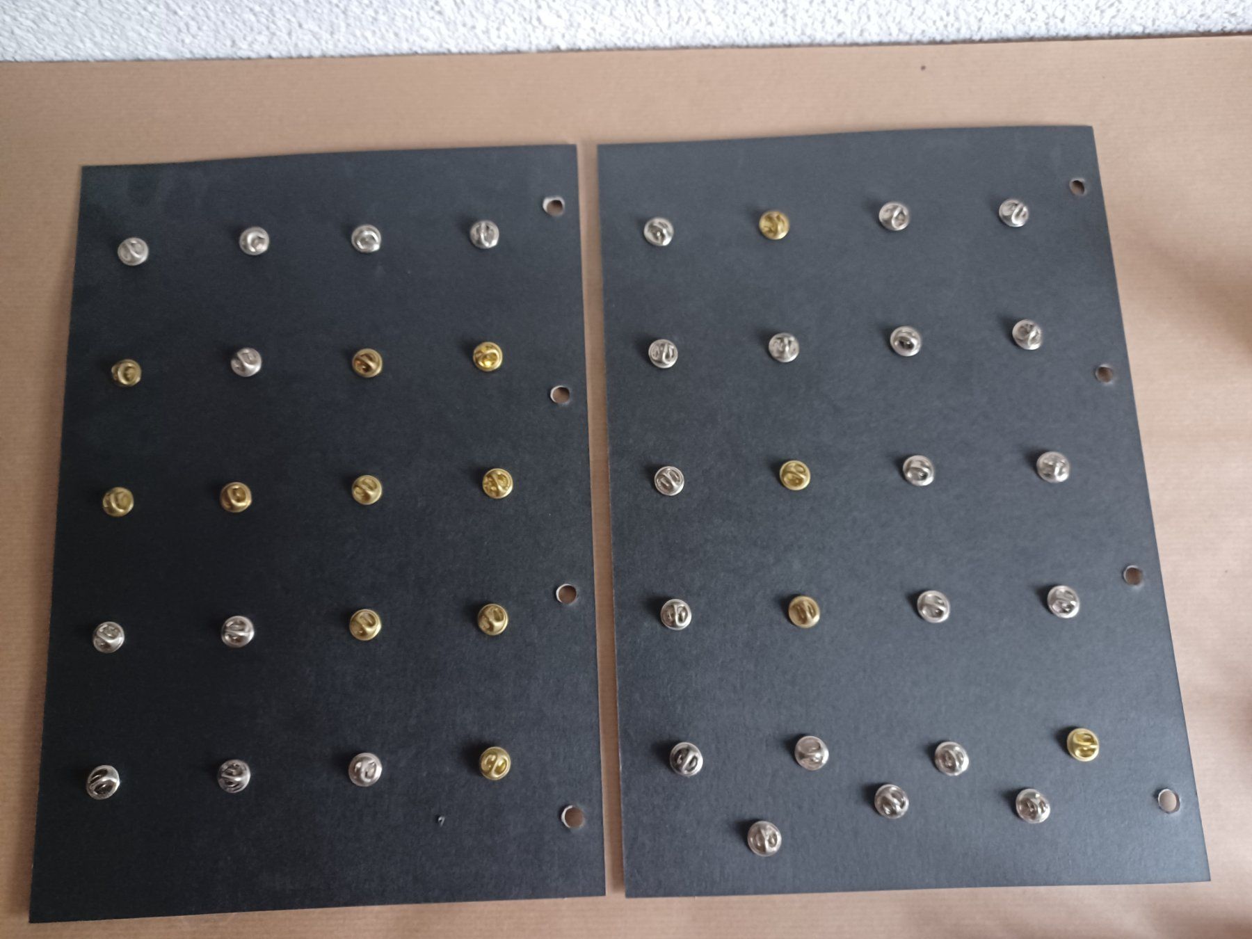 Swiss Placchette & Badge: a/40+ verschiedene Pins Blick/Käferli mit Verschluss – Usato da Hagendorn venduto da siwasi3 3