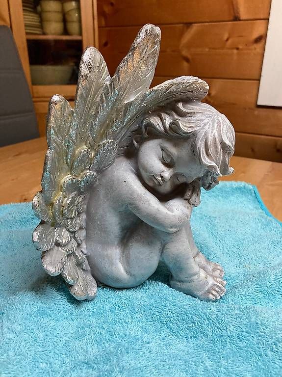 Statuette: Dekor Engel sitzend, ca. 23 cm hoch – Nuovo e nell'imballaggio originale da Wölflinswil venduto da Rhof