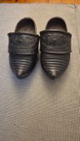 Antike Holzschuhe / Clocks