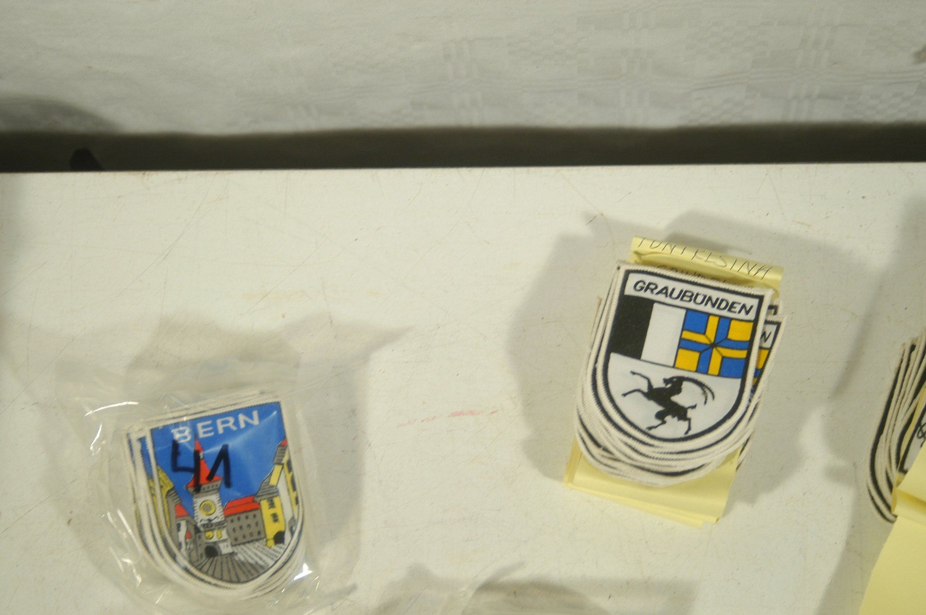 Placchette & Badge: Grosse Sammlung Kantonswappen Schweiz aus Stoff – Usato da Herisau venduto da Wisen 2