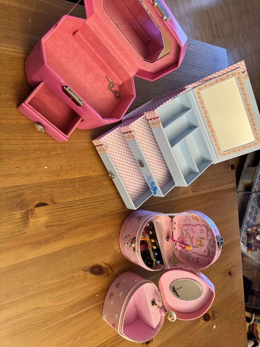 Tutte le decorazioni: 2 accessories box  plus 2 carillon madchen – Usato da Küssnacht am Rigi venduto da ciucchino