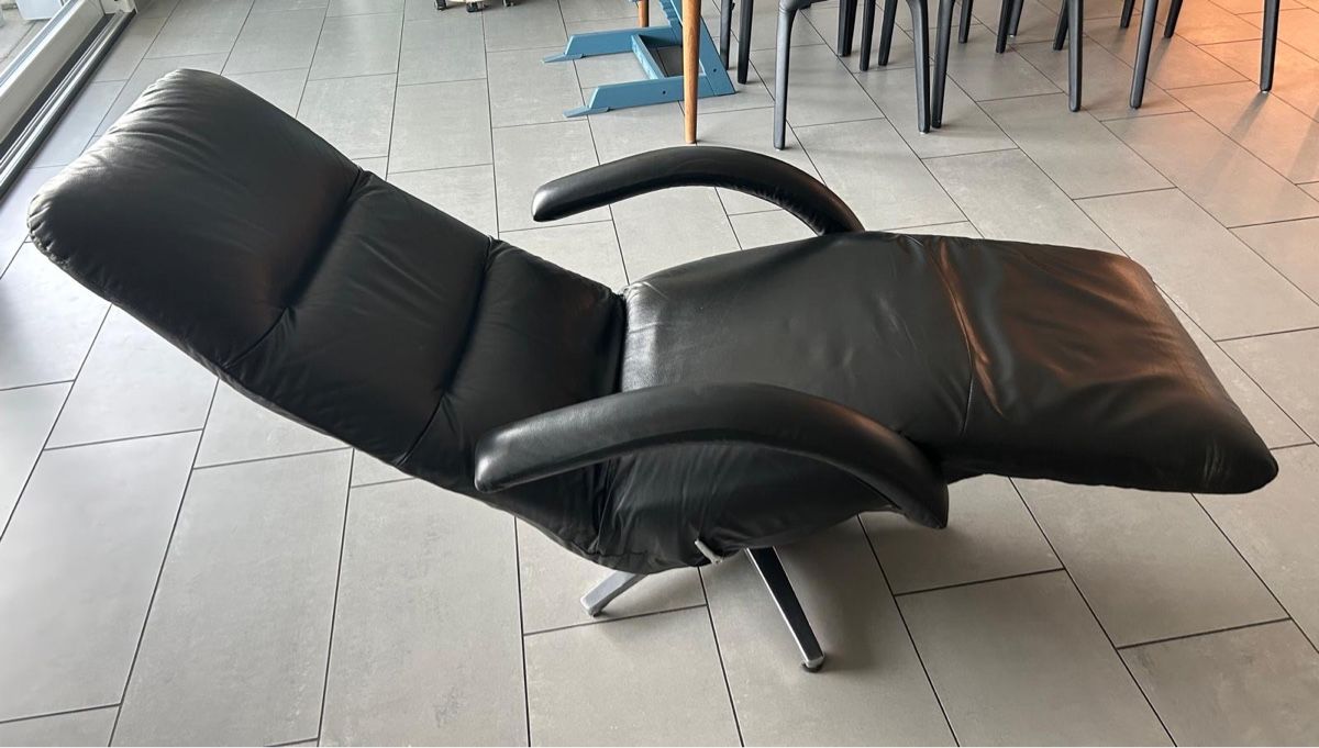 Pfister Poltrone: Schwarzer Ledersessel Relaxsessel mit Drehfuess  – Usato da Bülach venduto da pie_xw7w