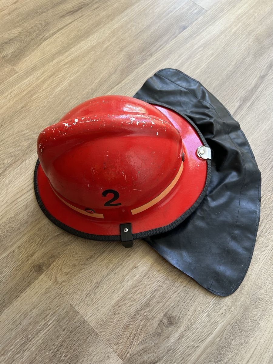 Feuerwehr: Alter Feuerwehrhelm – Gebraucht aus Flumenthal von ann_zd8v