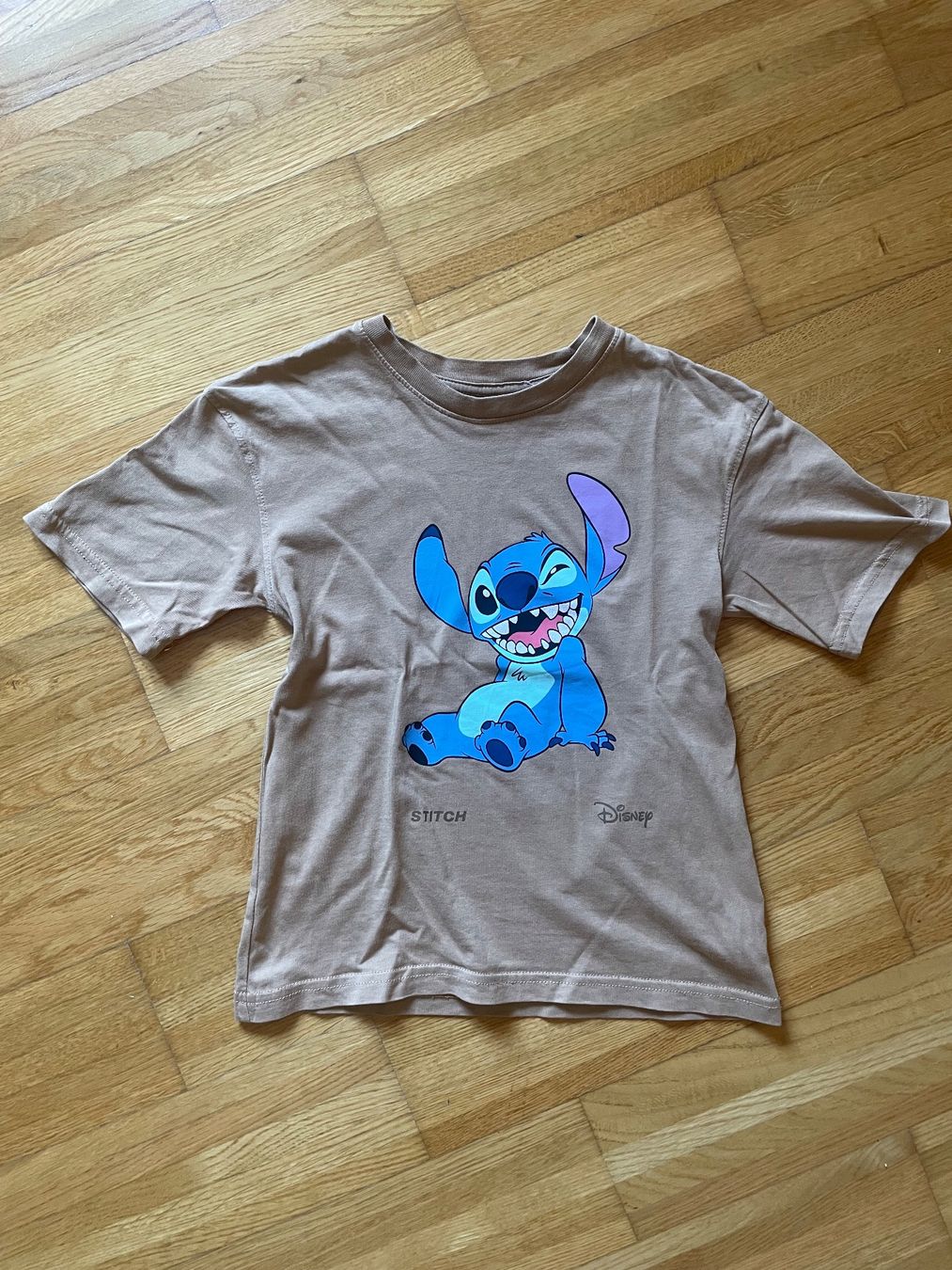 H&M Camicie, T-shirt & Polo: H&M Stitch T-Shirt hellbraun 116 – Usato da Clarens venduto da Lois86