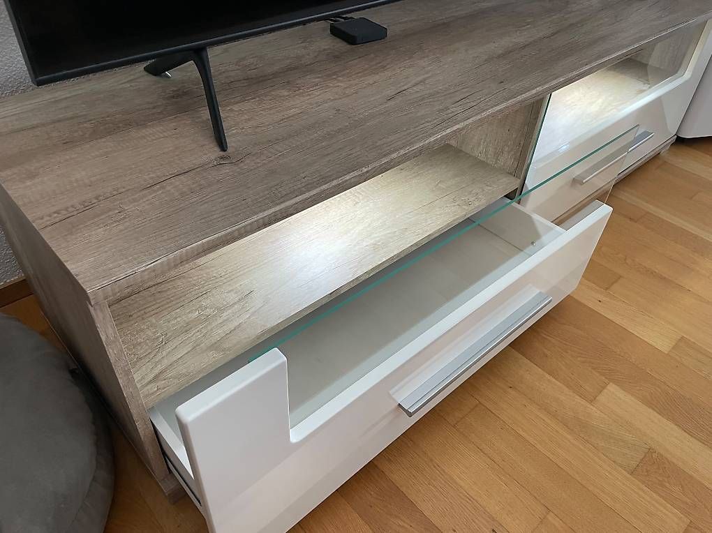 Mobili TV: TV Schrank mit Beleuchtung – Usato da Buchs SG venduto da nru_96yd 2