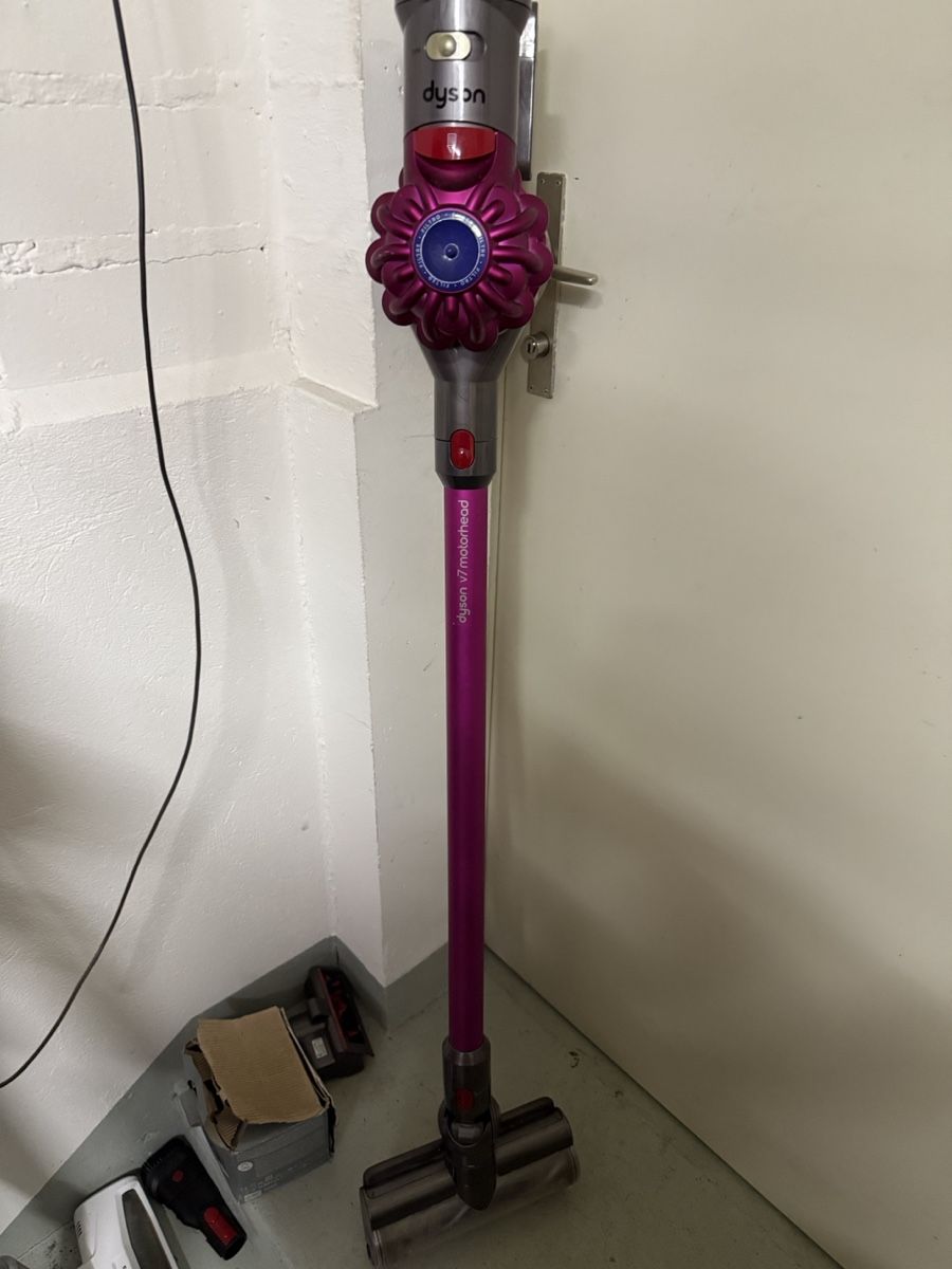 Dyson Aspirapolveri & Accessori: Dyson V7 Akku Staubsauger – Usato da Birsfelden venduto da mah_6yvz