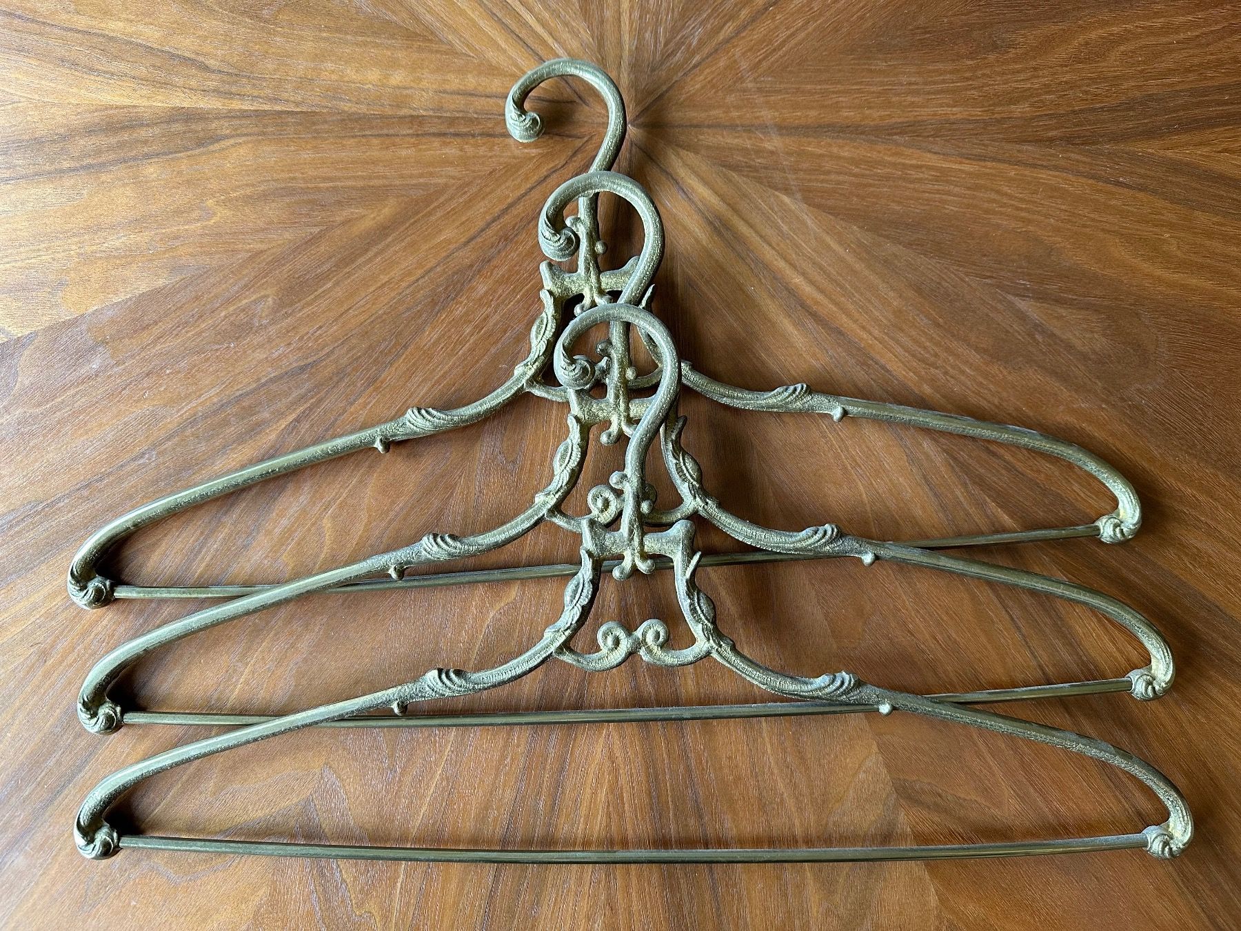 Kleiderbügel: 3 Vintage Kleiderbügel aus Messing – Gebraucht aus Vaduz von