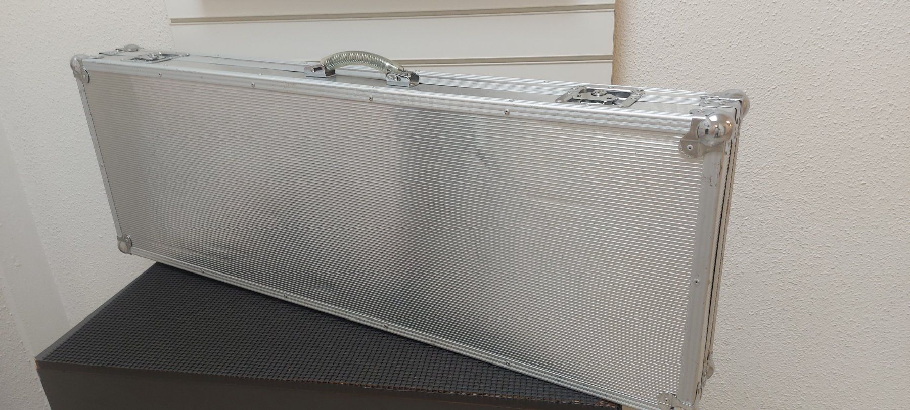 Musikinstrumente: Aluminium Flightcase für E-Bassgitarre – Gebraucht aus Glattbrugg von Swissmusik 4