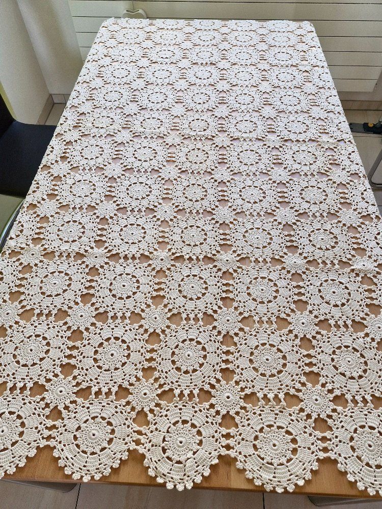 Altra biancheria da tavola: Tischdecke gehäkelt 132x178 cm – Usato da Gerzensee venduto da Neggimann