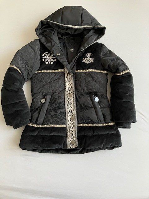 Desigual Jacken & Mäntel: Veste Desigual noire avec capuche, taille S, occasion – Gebraucht aus Marin-Epagnier von rchouchouu