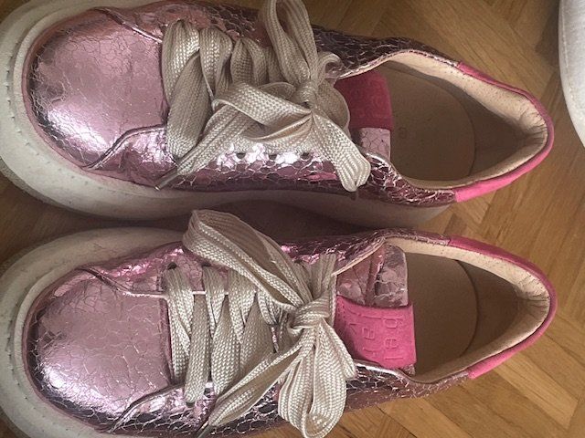 Scarpe da donna: Pinke glänzende Sneaker Grösse 37 – Usato da Luzern venduto da Happyday3