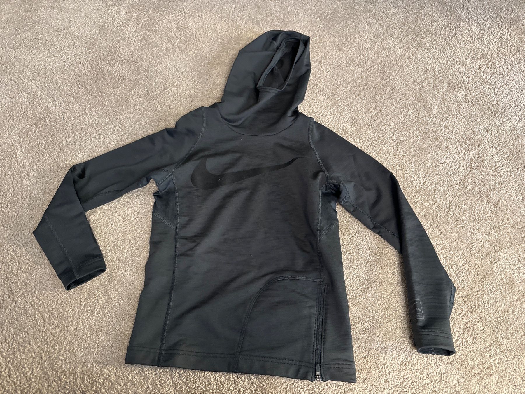 Nike Pullover & Sweatshirts: Sportpulli Hoodie Nike warm gr 152 – Gebraucht aus Oberweningen von Jogi2