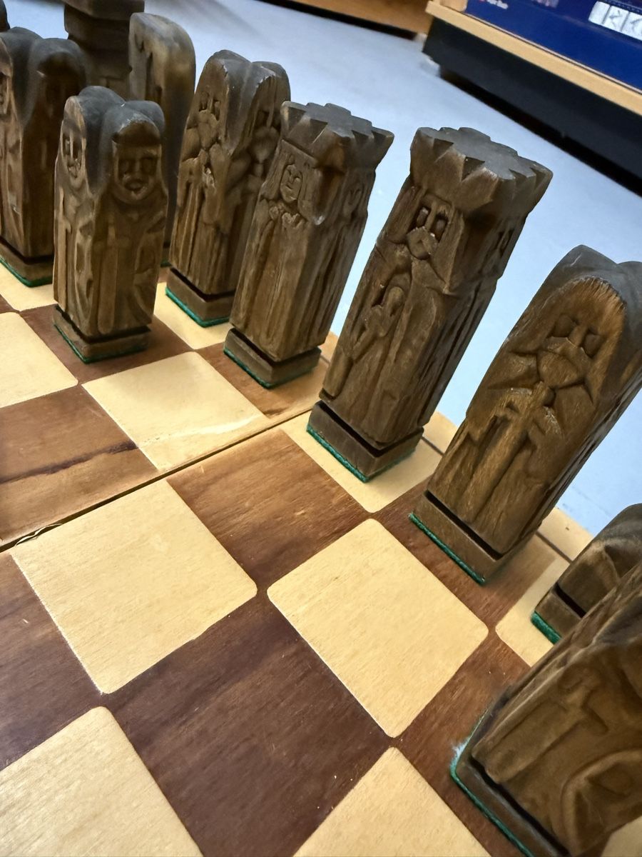Spiele: Handgeschnitztes Schachspiel aus Holz - Einzigartiges Design – Gebraucht aus Brüttisellen von stanos 5