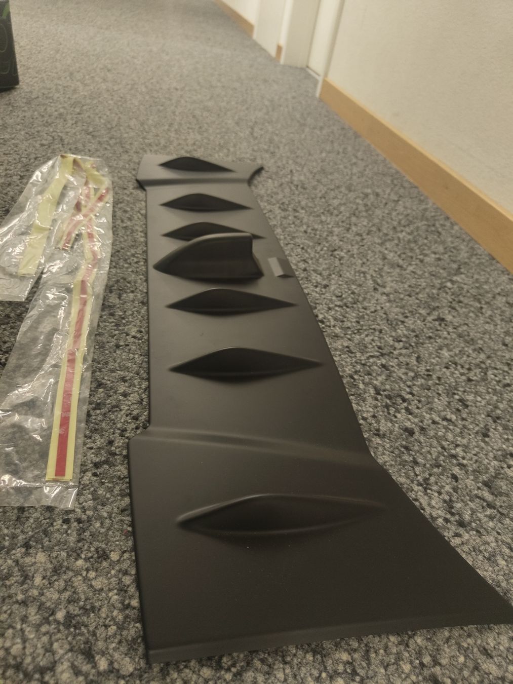 Tutti pezzi di ricambio auto: Roofspoiler GT86/BRZ – Usato da thalwil venduto da Fixmars 1