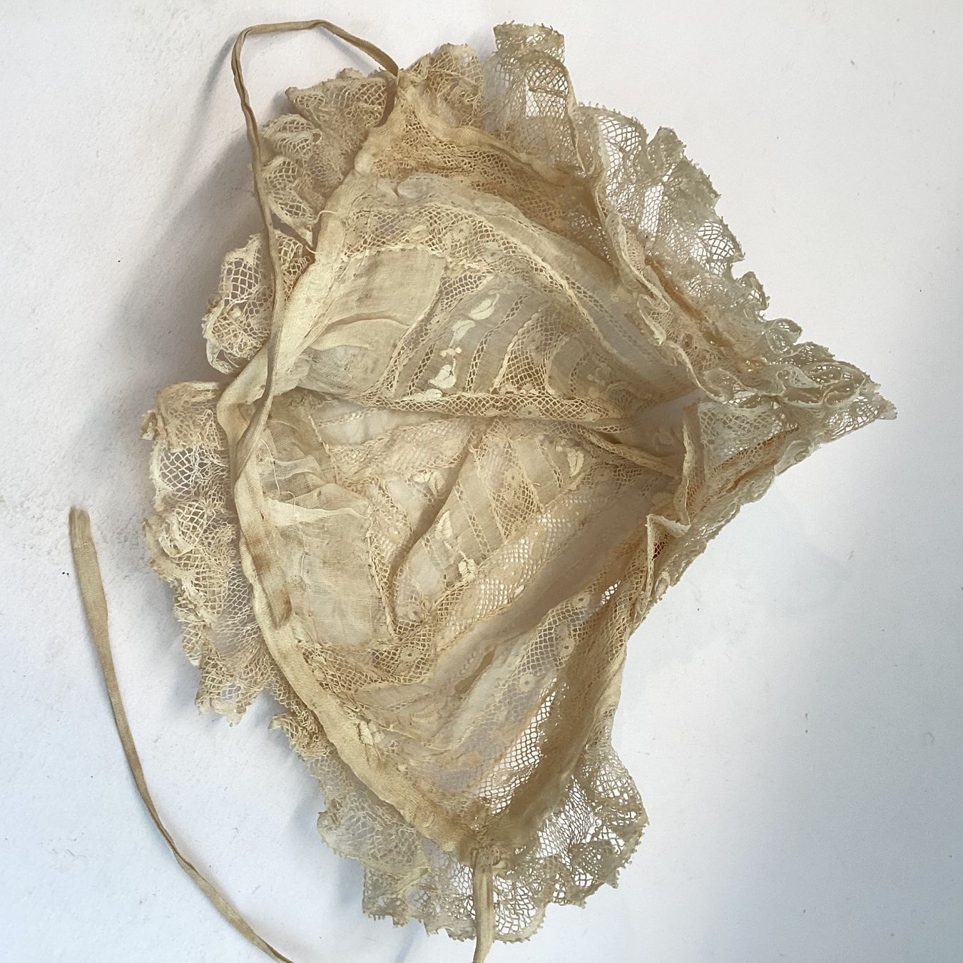 Bambole: Antike bestickte Haube für Babys oder Puppe – Usato da Eglisau venduto da mar_5rn2 5