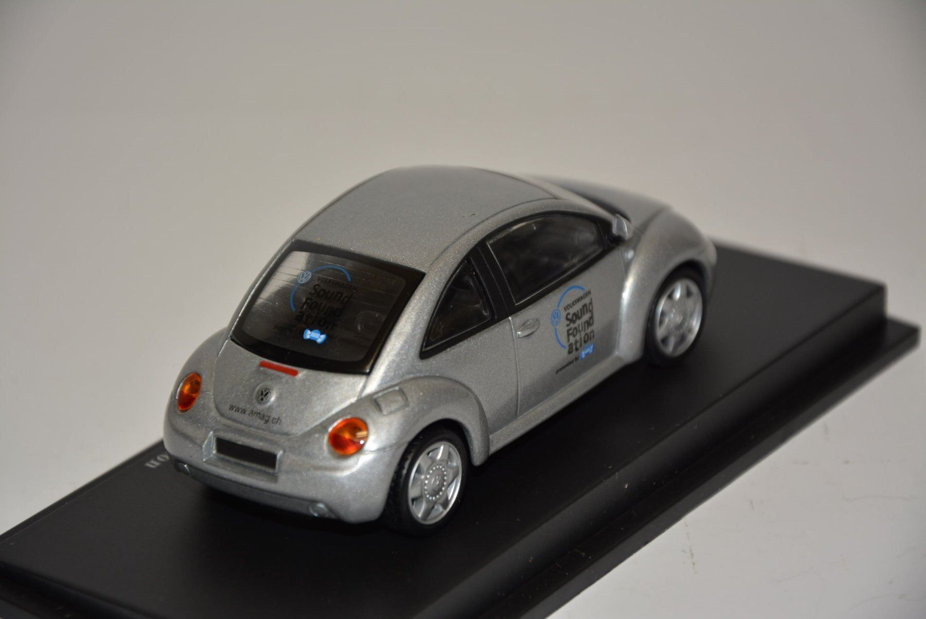 Volkswagen Modellini d'auto: VW New Beetle Sound Foundation , 1:43 – Nuovo e nell'imballaggio originale da Goldach venduto da Feivel9 6