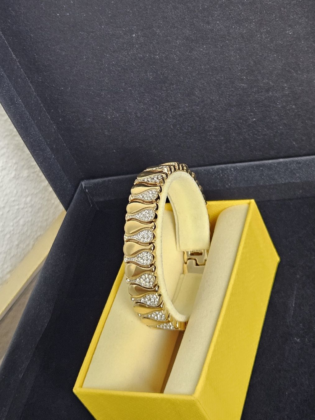 Bracciali & Braccialetti: Statement Gold Plaed Bracelet with Rhinestones, Chic Summer – Usato da Brüttisellen venduto da par_8zbj 3