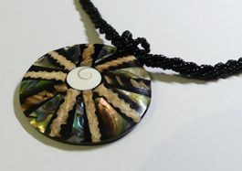 Halskette mit Abalone, Fossilien und  Shiva-Auge