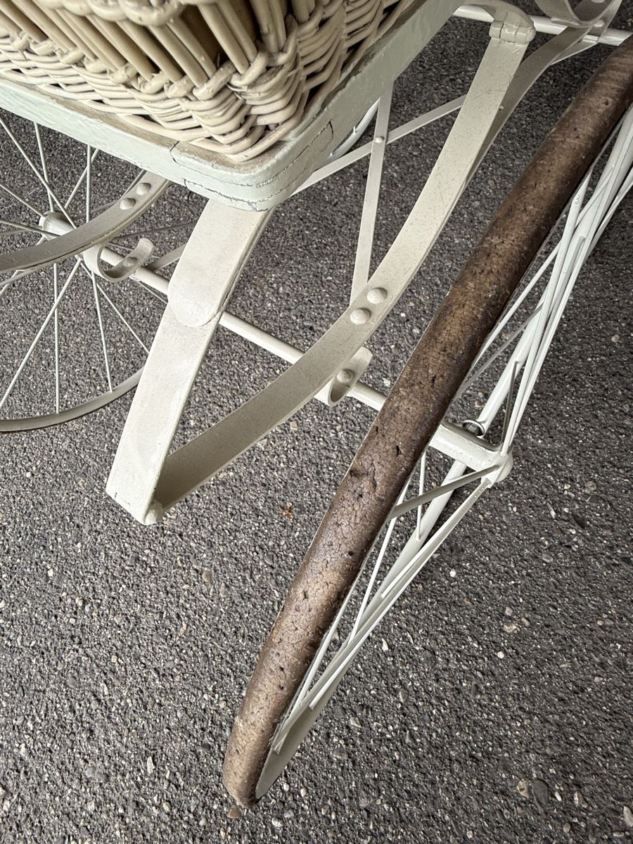 Carrozzine: Antiker Kinderwagen aus Korb mit Rädern – Usato da Niederhasli venduto da R__A 3