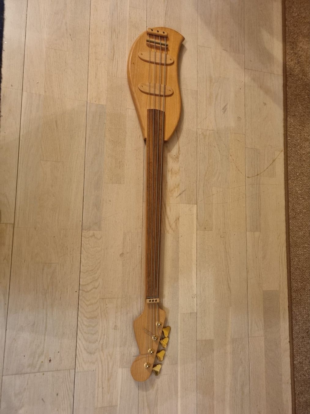 Strumenti musicali: Guitare décorative – Nuovo (secondo la descrizione) da Courgenay venduto da sch_6kn5